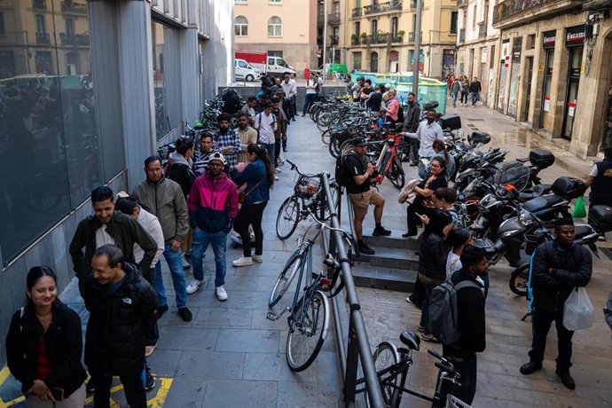 Varias personas hacen cola en una oficina de atención al ciudadano, a 20 de abril de 2026, en Barcelona, Cataluña (España). 