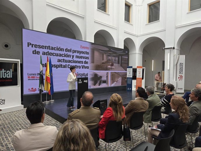 La presidenta de la Diputación de Badajoz, Raquel del Puerto, presenta el proyecto de la nueva actuación a realizar en El Hospital Centro Vivo.