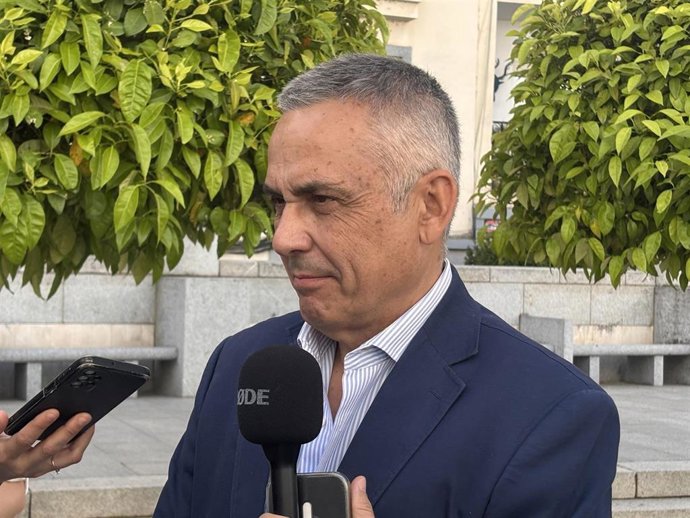 El diputado de Vox en la Asamblea de Extremadura Ángel Pelayo Gordillo atiende a los medios de comunicación