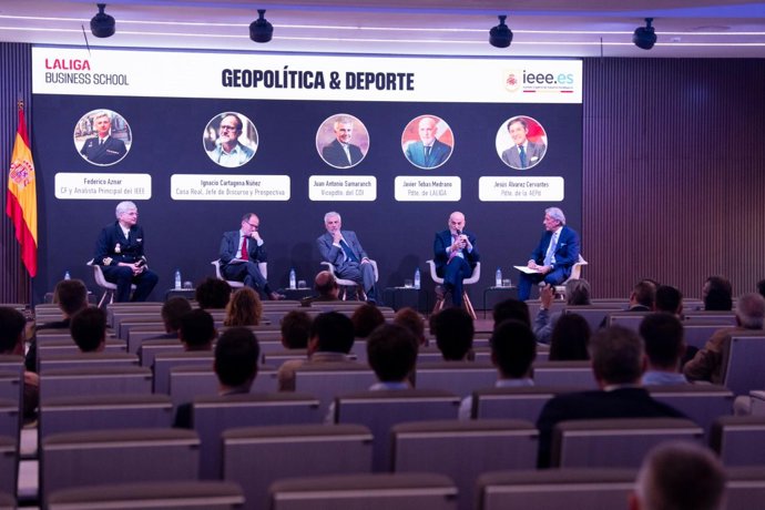 Juan Antonio Samaranch en su mesa redonda del Seminario Geopolítica y Deporte