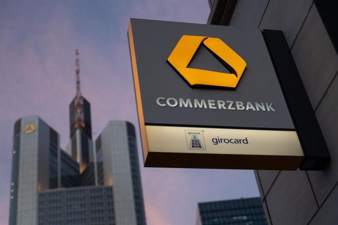 Archivo - FILED - 13 February 2022, Hesse, Frankfurt_Main: The lettering and the logo of "Commerzbank" can be seen on a sign in front of the Commerzbank headquarters. Photo: Sebastian Gollnow/dpa