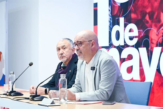 El secretario general de CCOO, Unai Sordo (d), y el secretario general de UGT, Pepe Álvarez (i), durante una rueda de prensa para presentar las movilizaciones del Primero de Mayo.