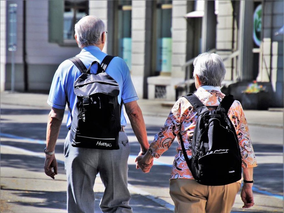 Archivo - Personas mayores paseando por la calle