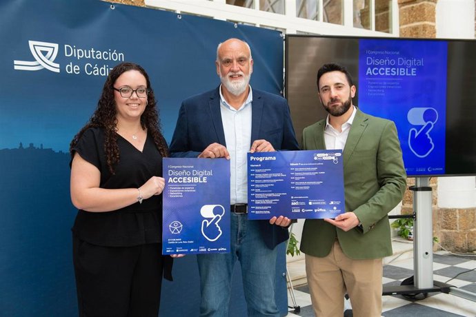 El vicepresidente segundo de la Diputación de Cádiz, Javier Vidal, el delegado de Desarrollo Económico y Formación del Ayuntamiento de Rota, Pablo Gómez, y la representante de la Asociación Andaluza de Diseñadores, Marta García.