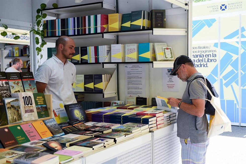 Archivo - Una persona observa un libro durante la 84ª Feria del Libro de Madrid, en el parque del Retiro, a 31 de mayo de 2025, en Madrid (España). Esta edición de la Feria del Libro está dedicada a la ciudad de Nueva York y se prolongará hasta el 15 de j