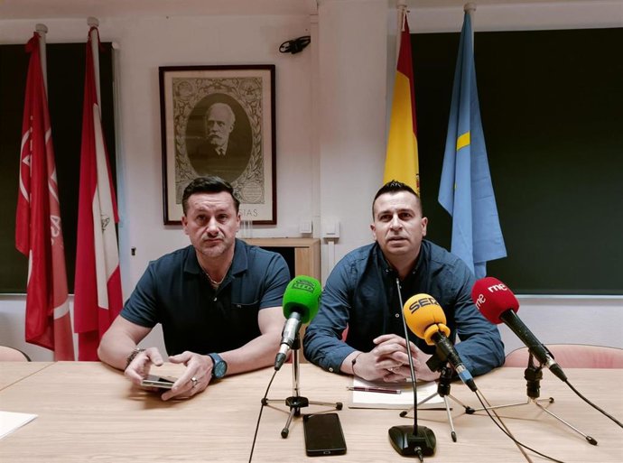 El secretario general de UGT Asturias, Javier Fernández Lanero, y su homólogo en Gijón, Iván Muñiz del Corro, en rueda de prensa en la sede gijonesa del sindicato.
