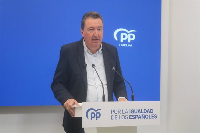 El presidente del PP de Huelva, Manuel Andrés González, este lunes en rueda de prensa.