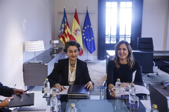 Archivo - La alcaldesa de València, María José Catalá (d), y la presidenta de la Autoridad Portuaria, Mar Chao (i), durante una reunión