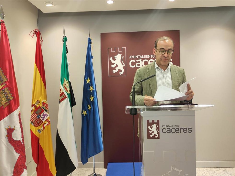 El alcalde de Cáceres, Rafael Mateos, con la resolución ministerial remitida al ayuntamiento en la que se ordena la retirada de la Cruz de los Caídos