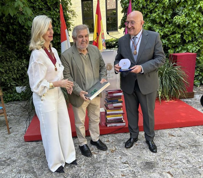 El alcalde de Valladolid, Jesús Julio Carnero (dcha), entrega una medalla de reconocimiento al librero Maxi San José, en presencia de la teniente de alcalde Irene Carvajal.
