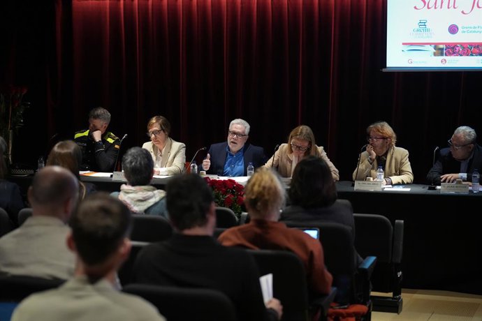 (i-d) El intendente de la Guardia Urbana, Diego Calero, la quinta teniente de alcalde de Barcelona, Raquel Gil, el presidente del Consell de Gremis y del Gremi de Floristes, Joan Guillén, la directora general de Comercio de la Generalitat, Marta Angerri, 