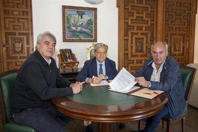 Salvador Fuentes (centro), tras firmar el contrato para renovar la red de abastecimiento de agua del Sur de la provincia.