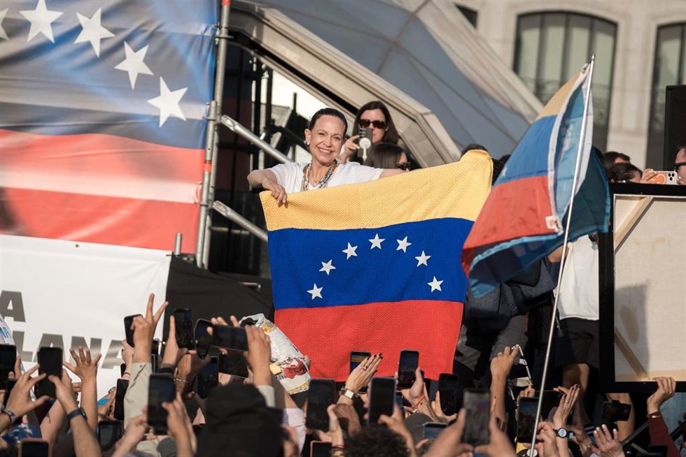 La líder opositora venezolana, María Corina Machado, durante un encuentro con la diáspora venezolana, en la Puerta del Sol, a 18 de abril de 2026, en Madrid (España). Machado visita España para reencontrarse con sus conciudadanos residentes en el país así