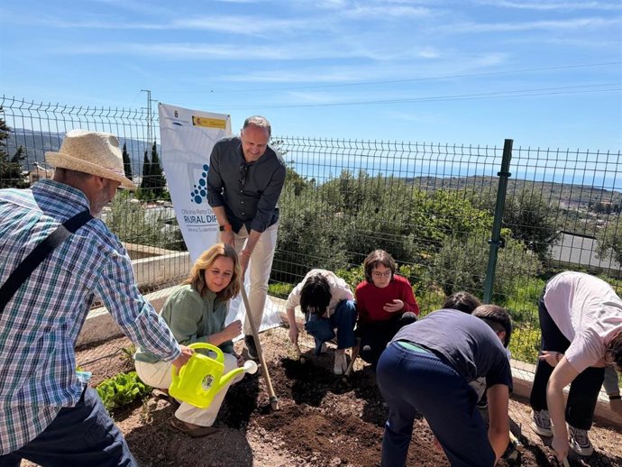 Escolares participan en una jornada del programa de huertos escolares en Felix (Almería).