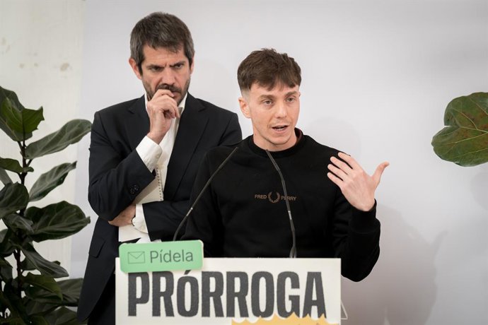 El ministro de Cultura, Ernest Urtasun (i), y el portavoz adjunto de Más Madrid en el Ayuntamiento de Madrid, Eduardo Rubiño (d), durante una rueda de prensa en conjunto de Movimiento Sumar, Comuns, Más Madrid e IU, a 20 de abril de 2026, en Madrid (Españ