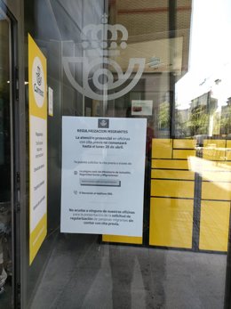 Oficiina de Correos de Logroño con un cartel sobre el proceso presencial de presentación de solicitudes de regulación