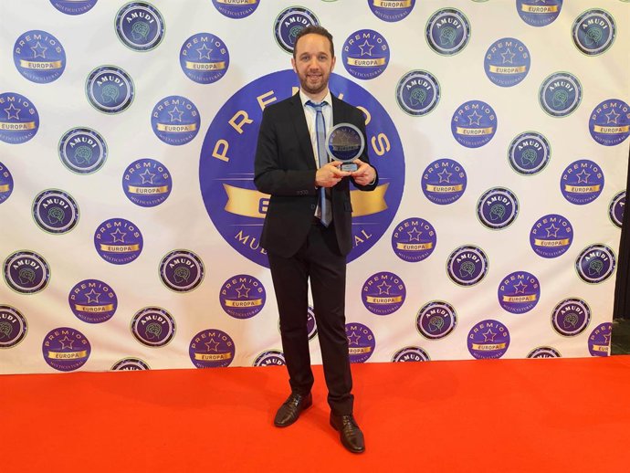 Carlos Alcázar Rodríguez-Patiño con el Premio Europa Multicultural