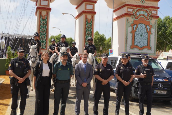 El subdelegado del Gobierno, Francisco Toscano, junto al coronel jefe de comandancia de Guardia Civil, Emilio Serrano; el inspector jefe Brigada Seguridad Ciudadana, Pedro Almansa; y jefa de tráfico, Ana Luz Jiménez.