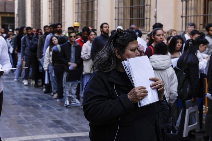 Migrantes en la cola en el Ayuntamiento de València a fecha de 20 de abril de 2026