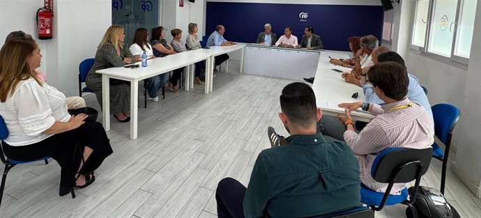 Reunión de dirigentes del PP, entre ellos Martín Torres y Ricardo Tarno, con el sector de las autoescuelas.