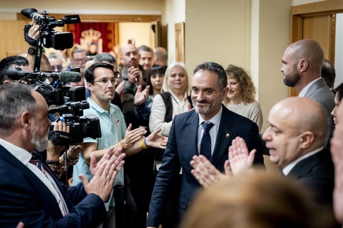 Archivo - El alcalde de Móstoles, Manuel Bautista, durante un pleno extraordinario en el Ayuntamiento de Móstoles