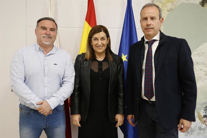 La presidenta de Cantabria, María José Sáenz de Buruaga, recibe al alcalde de Santoña, Jesús Gullart