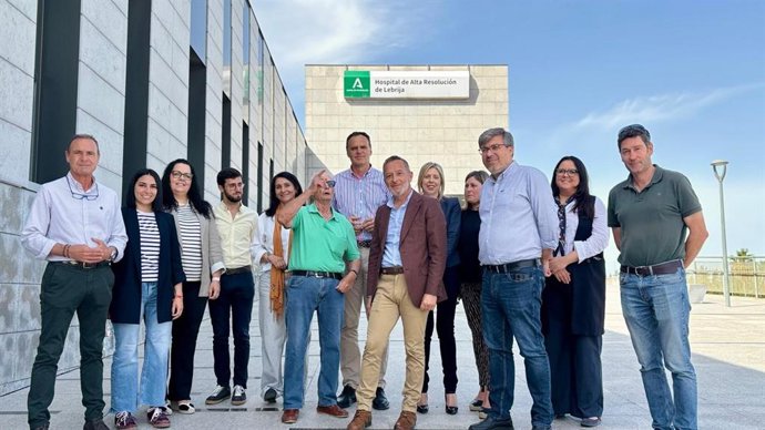 El número dos de la candidatura del PSOE de Sevilla a las Elecciones Andaluzas, Rafael Recio, en el centro de salud de Lebrija (Sevilla)