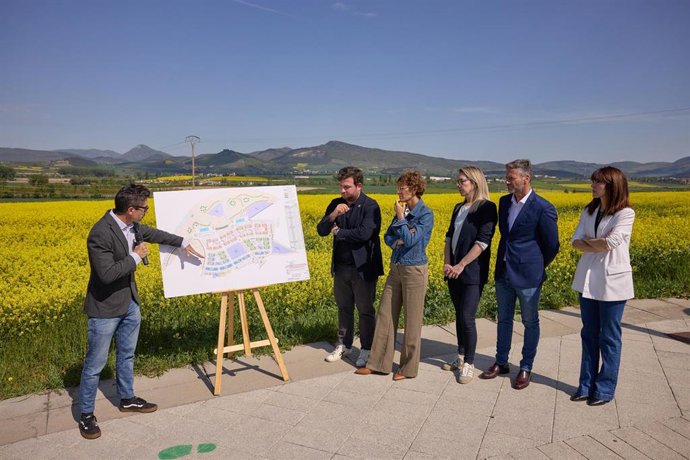 La residenta de Navarra, María Chivite, visita en Orkoien los terrenos donde se van a ubicar las 2.000 futuras viviendas que formarán parte del nuevo desarrollo urbanístico de la localidad .