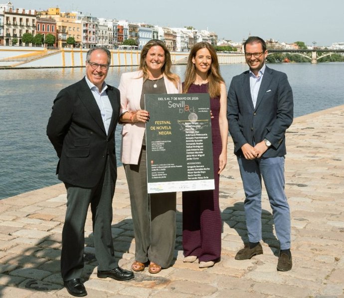 La delegada de Turismo y Cultura, Angie Moreno, junto a la directora del festival, Inés Ruiz, en la presentación de Sevilla Black