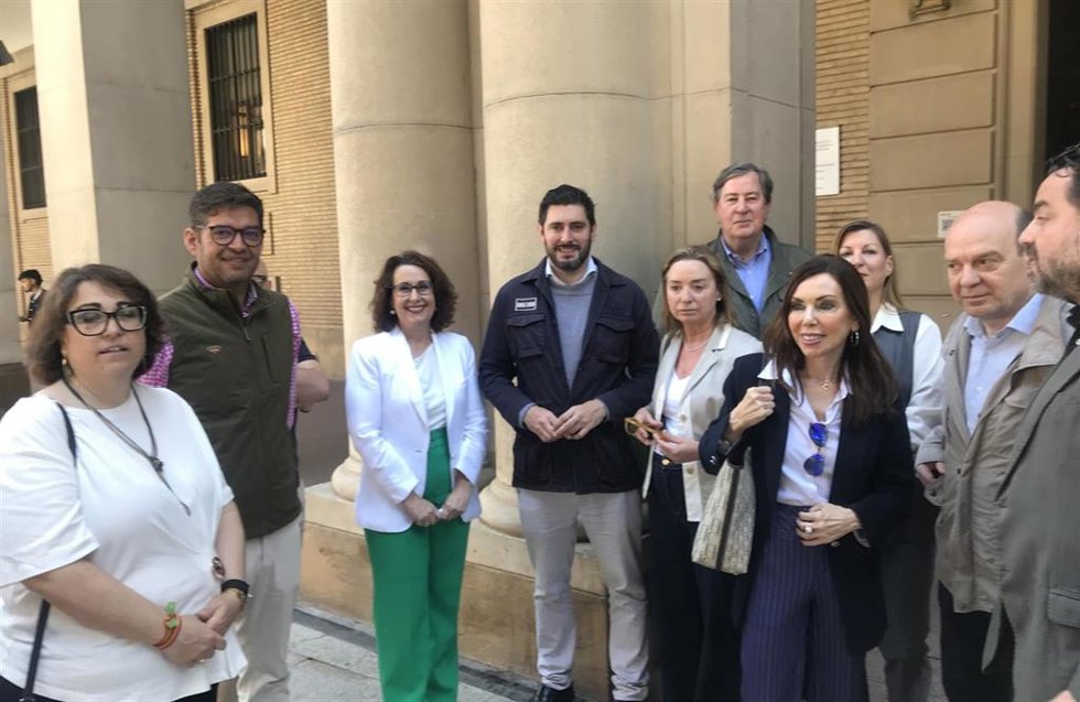 El portavoz del grupo parlamentario de VOX en las Cortes de Aragón, Alejandro Nolasco, la portavoz del grupo municipal de Vox en el Ayuntamiento de Zaragoza, Eva Torres --de blanco y verde-- y otros cargos de este partido