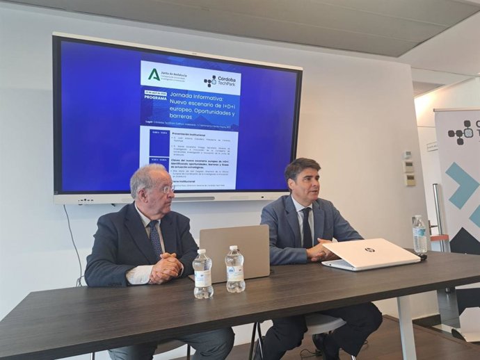 El secretario general de Investigación e Innovación de la Consejería de Universidad, Investigación e Innovación, Daniel Escacena, a la derecha de la imagen, en la jornada informativa 'Nuevo escenario de I+D+I'.