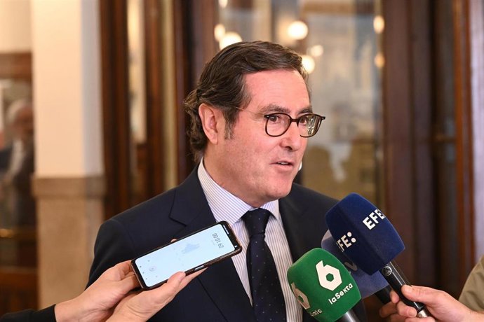 El presidente de la CEOE, Antonio Garamendi, en declaraciones a los medios en Bilbao.