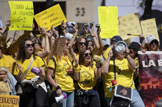 Decenas de personas durante una concentración de docentes de escuelas infantiles frente a la Consejería de Educación, Ciencia y Universidades, a 15 de abril de 2026, en Madrid (España).