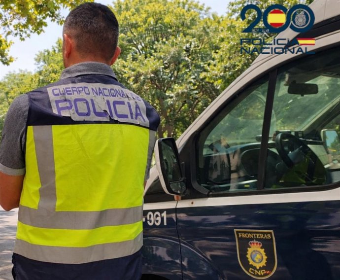 Un agente de la Policía Nacional en Palma.