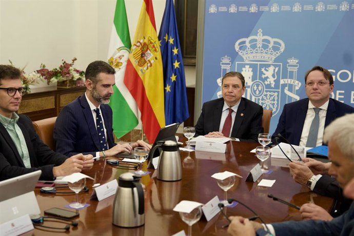 El consejero de Agricultura, Pesca, Agua y Desarrollo Rural, Ramón Fernández-Pacheco, en un encuentro con el ministro de Agricultura, Pesca y Alimentación, Luis Planas y el comisario europeo de Salud y Bienestar Animal, Oliver Várhelyi.