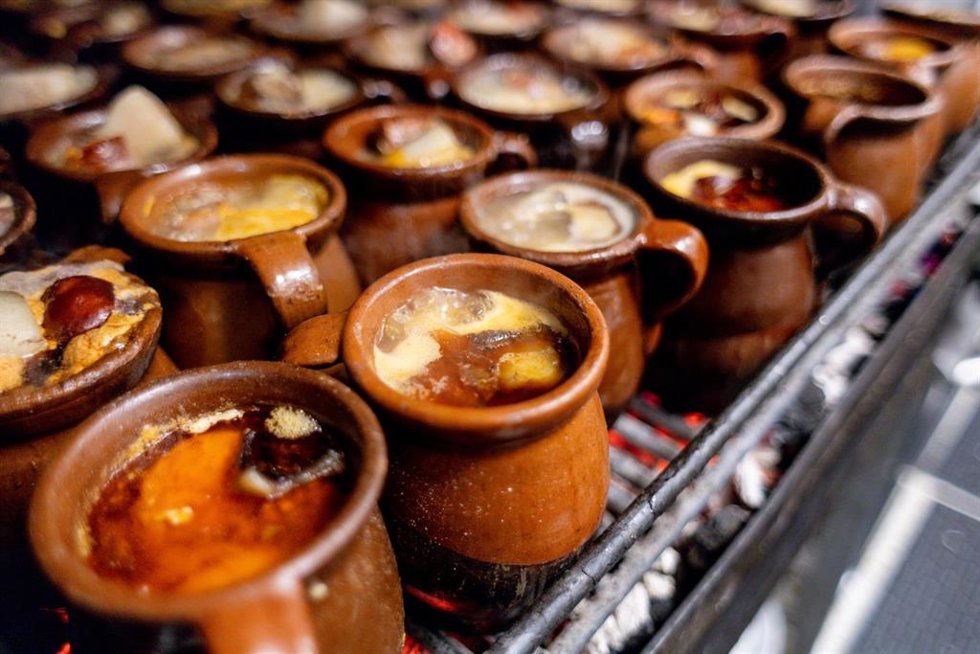 Archivo - Elaboración del cocido madrileño al estilo tradicional, en el restaurante La Bola, a 8 de febrero de 2026, en Madrid (España).