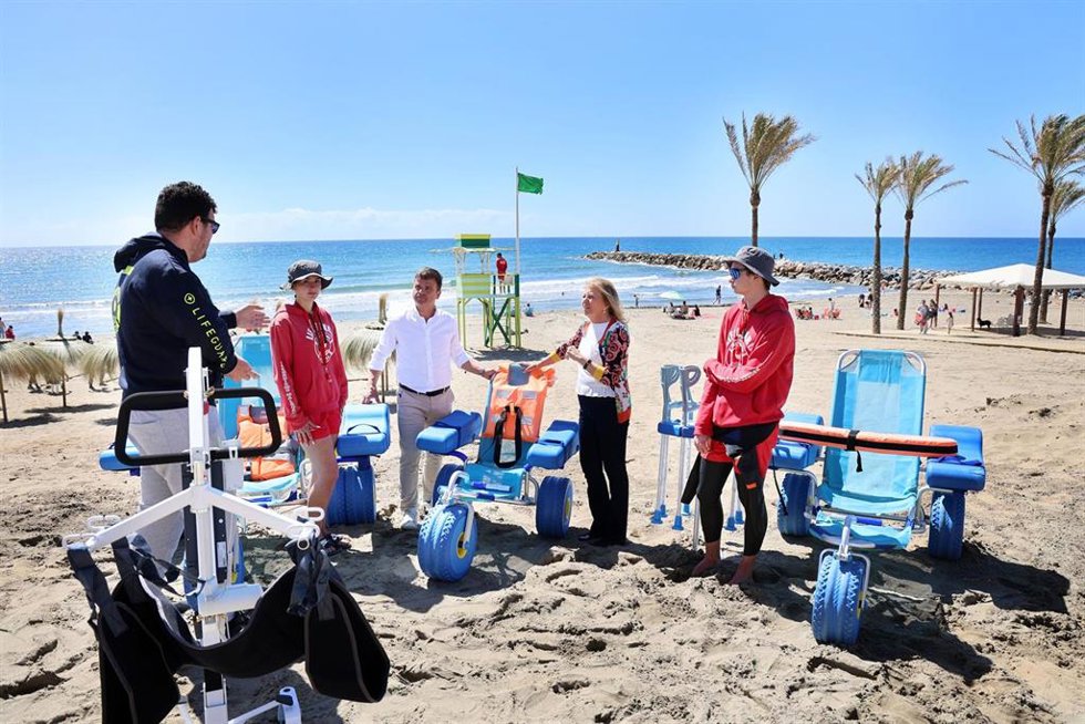 La alcaldesa de Marbella, Ángeles Muñoz, informa del refuerzo de la accesibilidad en el litoral del municipio con nueve puntos de baño asistido