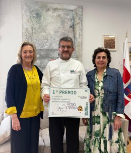 La alcaldesa de Calahorra recibe al ganador del Máster Nacional de Pinchos Gourmets #Productoriojano en Madrid