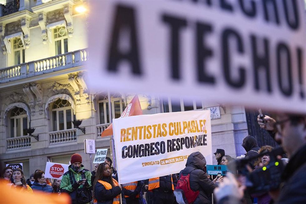 Archivo - Un grupo de personas durante una manifestación frente al Congreso por el fin de la moratoria antidesahucios.