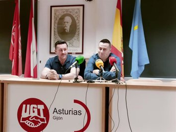 El secretario general de UGT en Gijón, Iván Muñiz del Corro (dcha), junto al secretario general de UGT Asturias, Javier Fernández Lanero, en rueda de prensa en la sede gijonesa del sindicato.