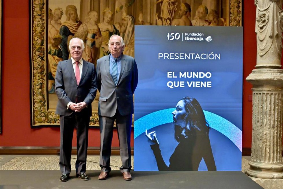 El presidente de Fundación Ibercaja, Amado Franco, a la derecha, y su director general, José Luis Rodrigo, a la izquierda, en la presentación del congreso 'El mundo que viene', en el Patio de la Infanta.