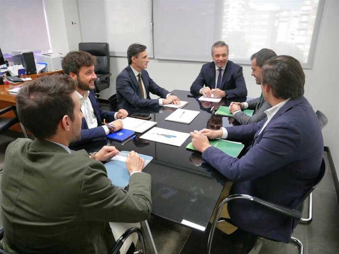 Reunión entre los grupos parlamentarios PP y Vox y el consejero de Fomento e Infraestructuras, Jorge García Montoro, sobre la Ley de Vivienda Asequible de la Región de Murcia