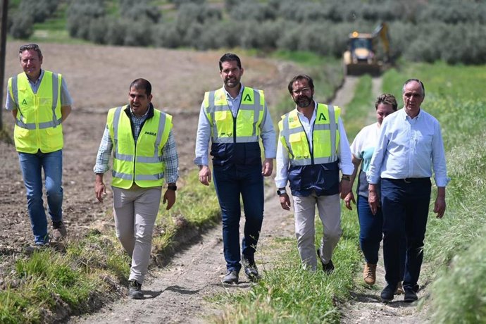 El delegado del Gobierno andaluz en Granada, Antonio Granados, ha visitado el estado de las obras de emergencia que se están ejecutando en la vía pecuaria Cordel de Montefrío.