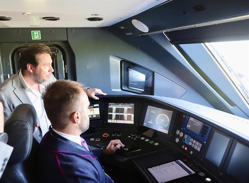 El ministro de Transportes y Movilidad Sostenible, Óscar Puente, en la cabina de uno de los nuevos trenes de Stadler