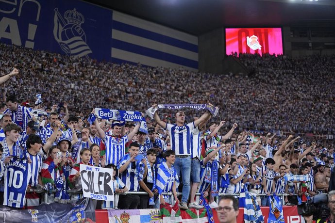 Supporters of Real Sociedad celebrates the victory during the Spanish Cup, Copa del Rey, Final match played between Atletico de Madrid and Real Sociedad at La Cartuja stadium on April 18, 2026 in Sevilla, Spain.