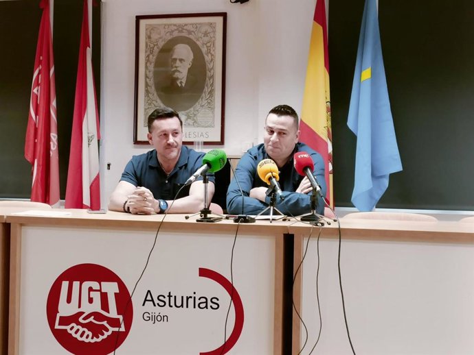 El secretario general de UGT en Gijón, Iván Muñiz del Corro (dcha), junto al secretario general de UGT Asturias, Javier Fernández Lanero, en rueda de prensa en la sede gijonesa del sindicato.