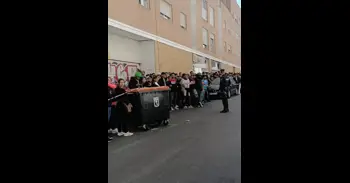 La tranquilidad de las sedes de Correos contrasta con las colas de ONG que atienden a migrantes para la regularización