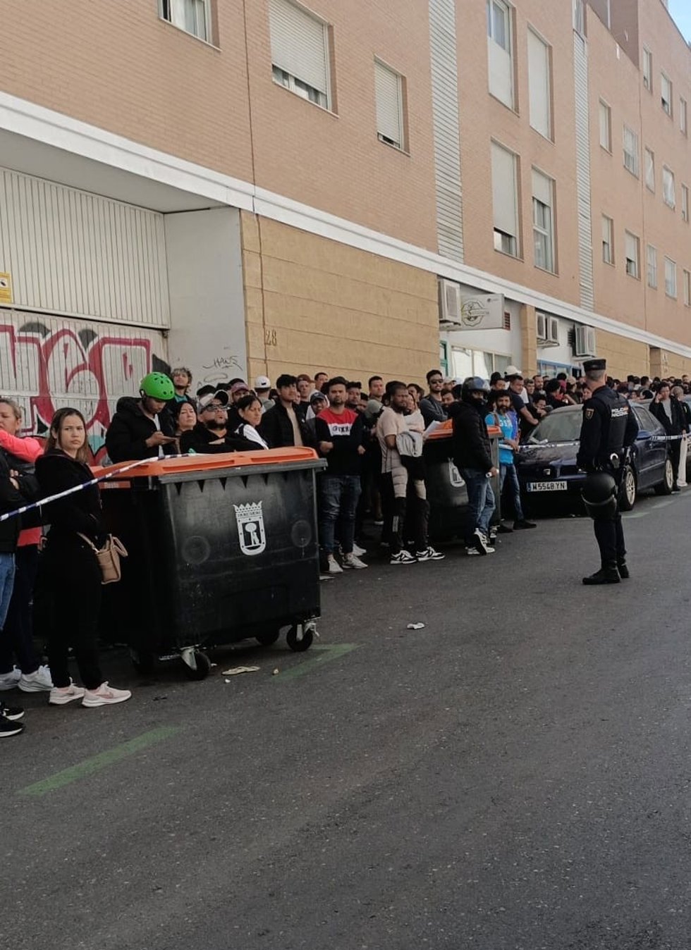 La tranquilidad en las oficinas de Correos contrasta con las largas colas que se están produciendo este lunes en las sedes de las ONG como Comisión Española de Ayuda al Refugiado (CEAR) o Tierra Solidaria, que atienden a personas migrantes