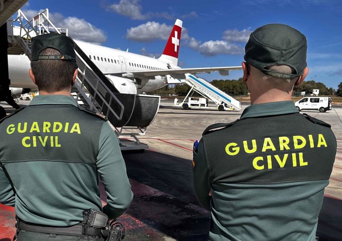 Archivo - Agentes de la Guardia Civil en un aeropuerto.