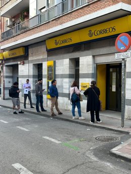 Andrés Rodríguez, colombiano de 32 años, en la fila para presentar su solicitud de regularización en la oficina de Correos de la calle del Padre Rubio, del madrileño barrio de La Ventilla.